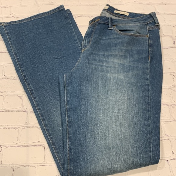 Women’s Jessica Simpson Rockin Curvy Boot Jeans - Picture 6 of 8